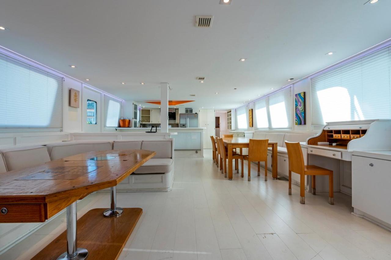 Luxury Boat Hotel Sant Adrià de Besòs Eksteriør billede